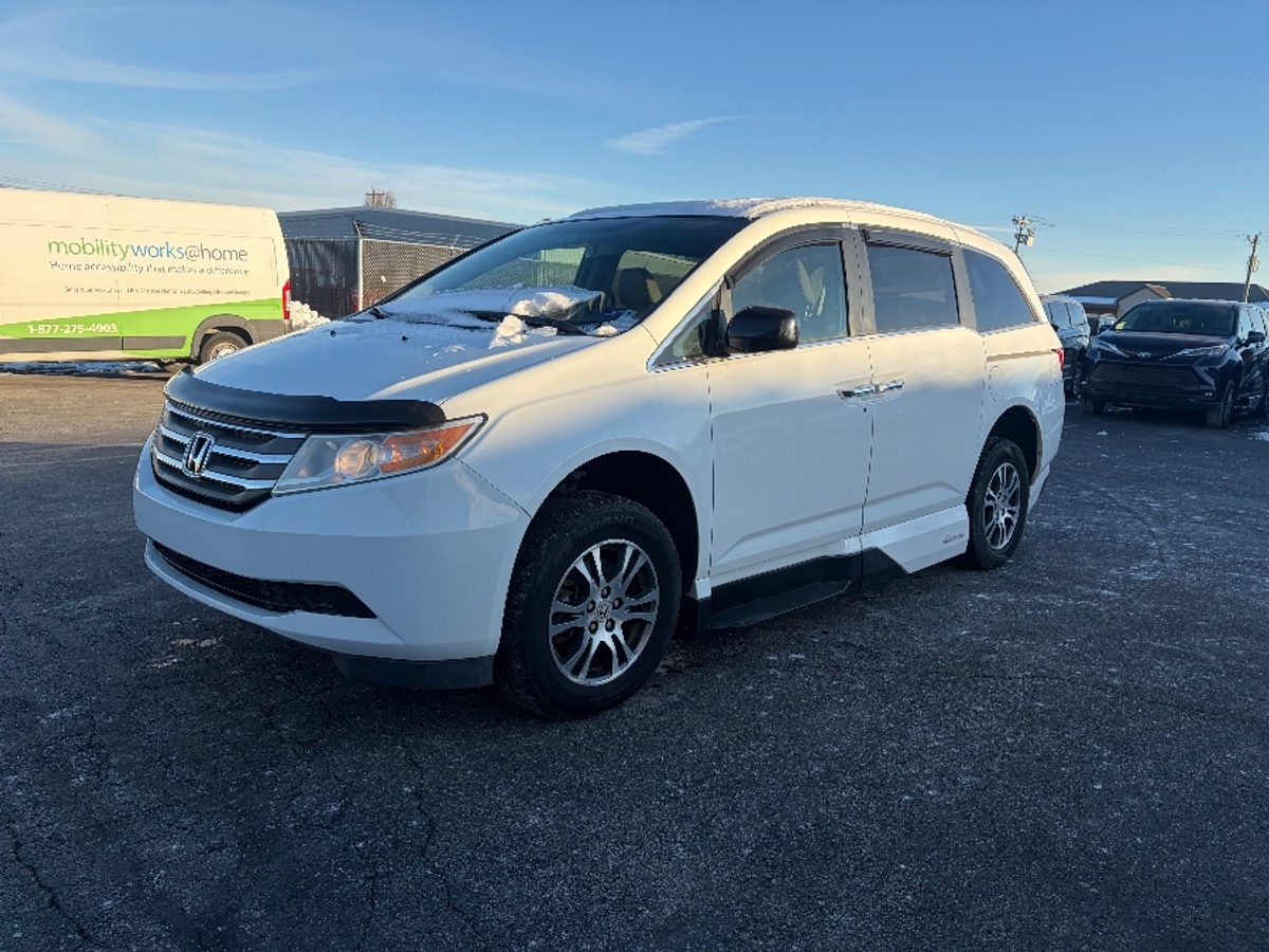 White Honda Odyssey with Side Entry Automatic In Floor ramp