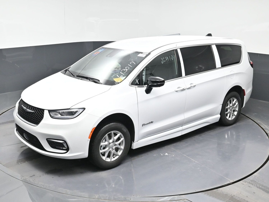 White Chrysler Pacifica image number 21
