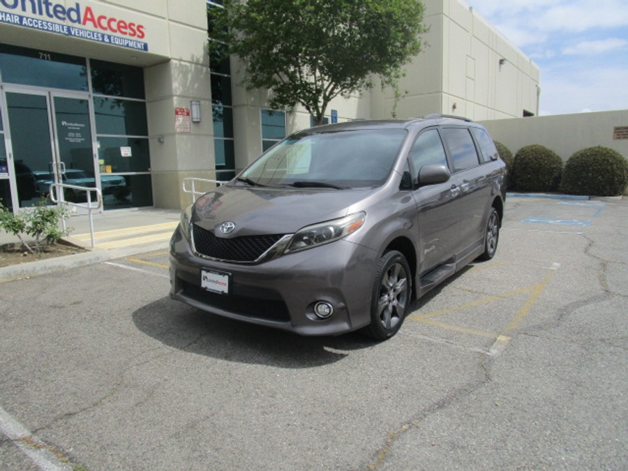 Used 2016 Toyota Sienna SE - BraunAbility Side Entry Entry Fold Out Automatic Ramp