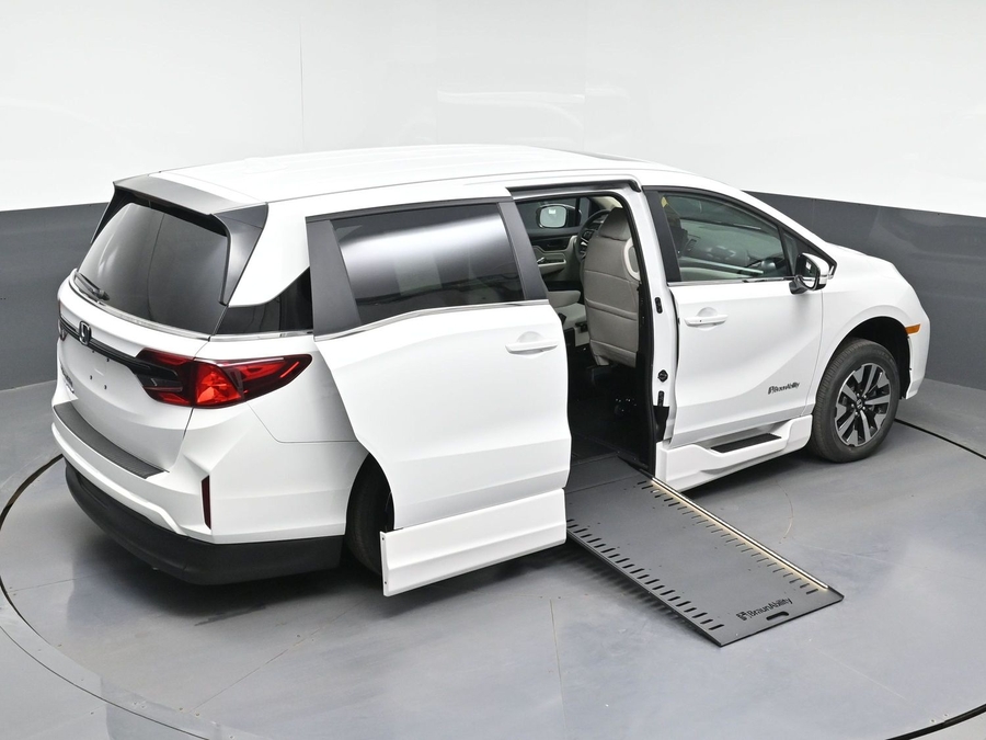 White Honda Odyssey image number 22