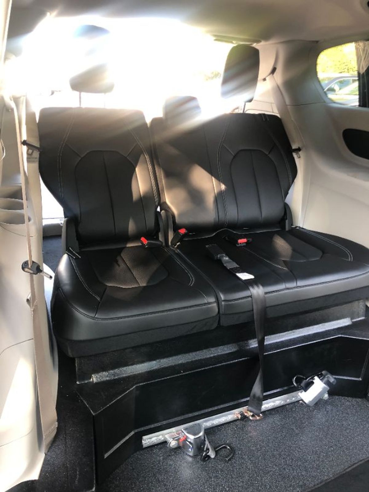 Black Chrysler Pacifica image number 7