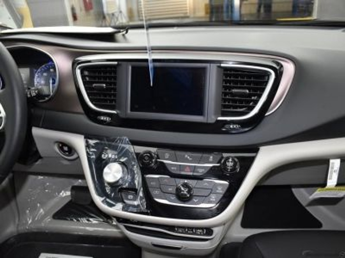 Grey Chrysler Voyager image number 6