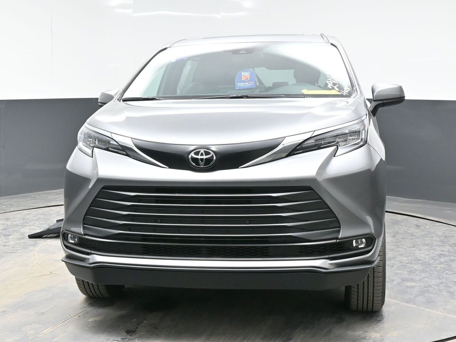 New 2026 Toyota Sienna Hybrid XLE Base - BraunAbility Side Entry Entry Fold Out Automatic Ramp