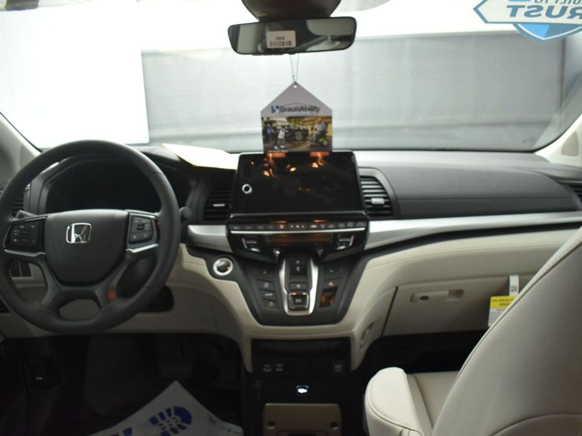 Grey Honda Odyssey image number 12