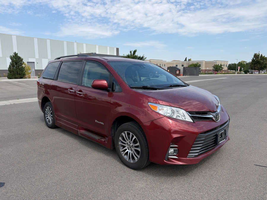 Used 2020 Toyota Sienna XLE - BraunAbility Side Entry In Floor Automatic Ramp