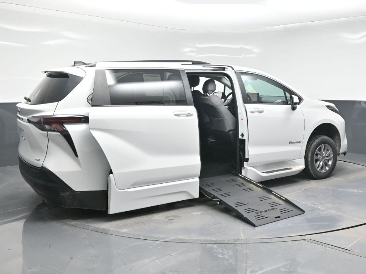 2025 TOYOTA SIENNA - Image 5
