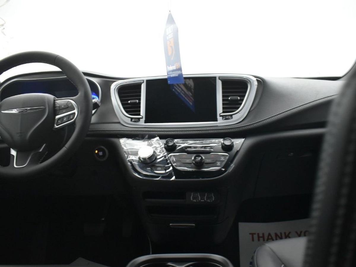 Black Chrysler Pacifica image number 13