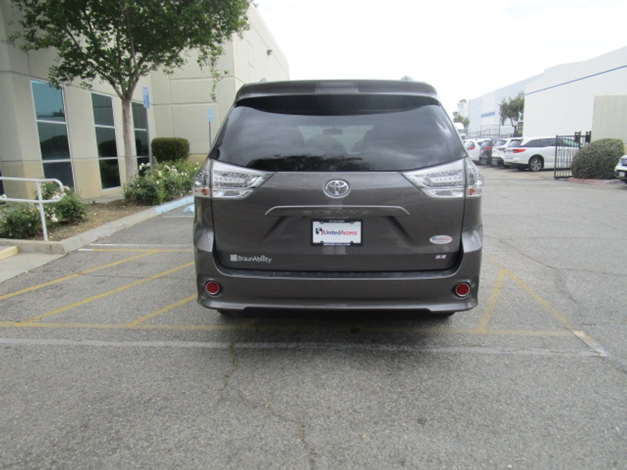 Used 2016 Toyota Sienna SE - BraunAbility Side Entry Entry Fold Out Automatic Ramp
