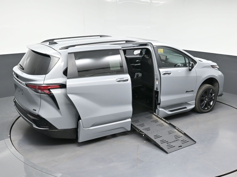 New 2026 Toyota Sienna Hybrid XSE Sport - BraunAbility Side Entry Fold Out Automatic Ramp