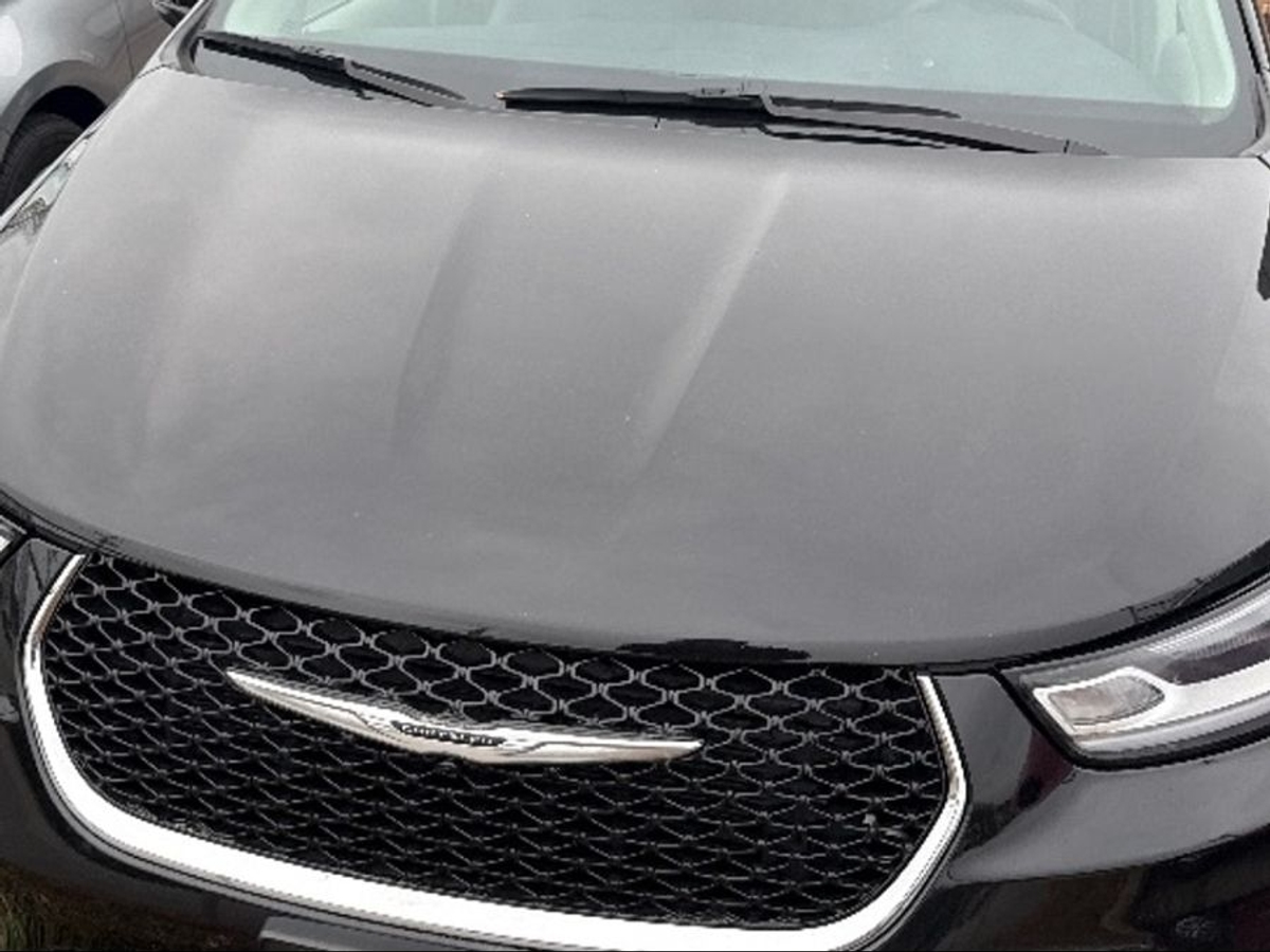 Black Chrysler Pacifica image number 13