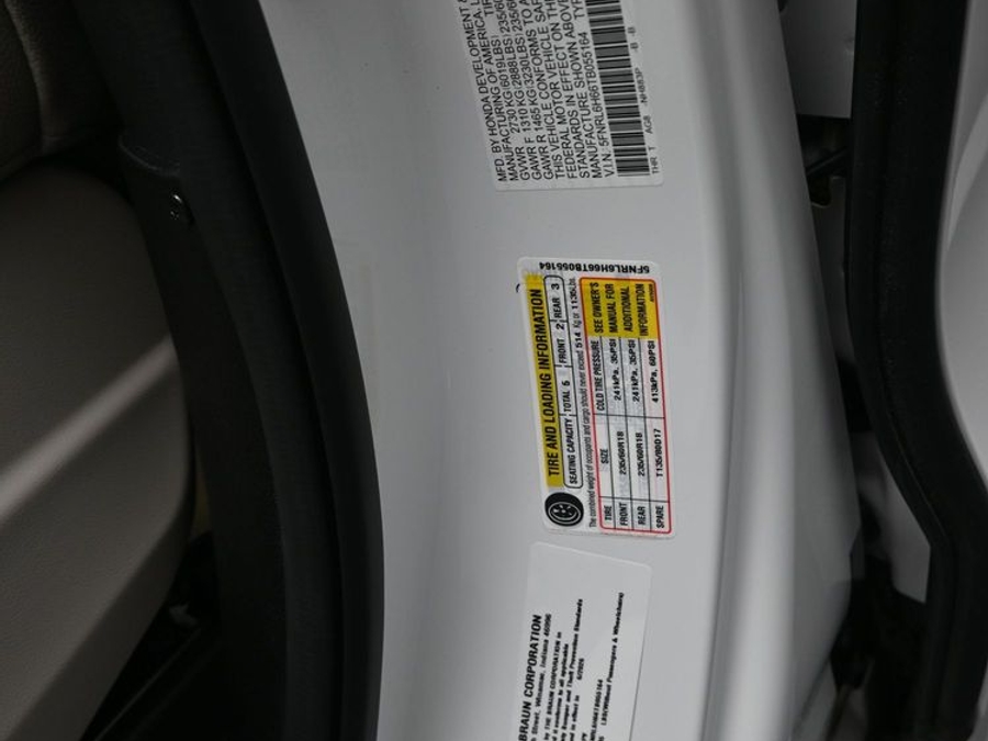 White Honda Odyssey image number 9