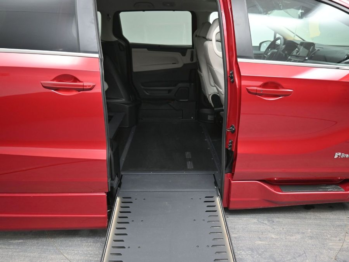 Red Honda Odyssey image number 11