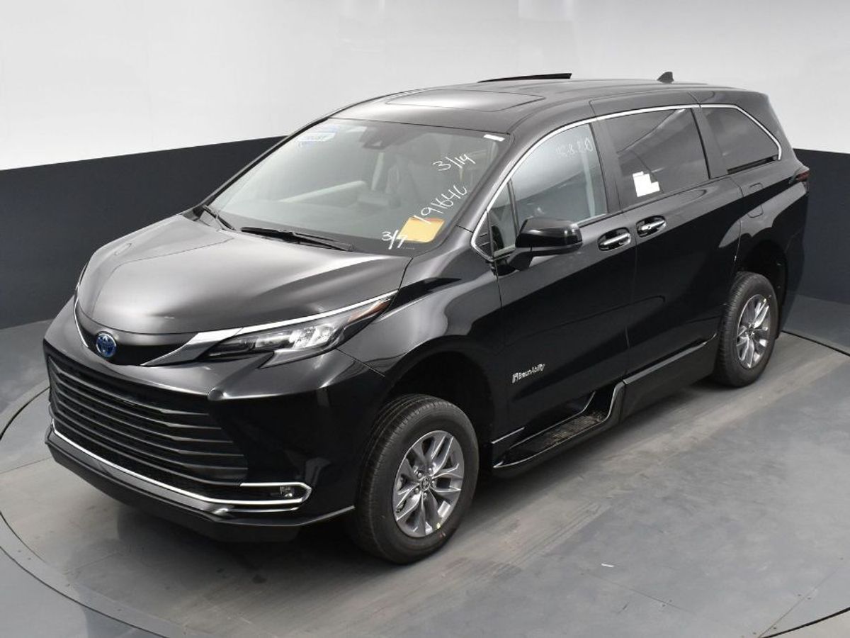 Black Toyota Sienna image number 15