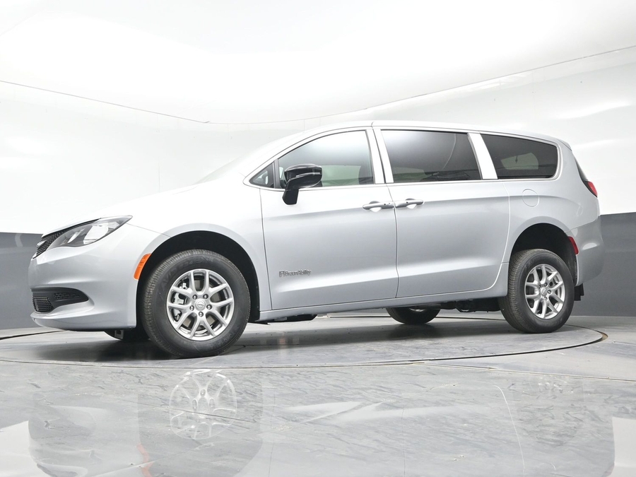 Silver Chrysler Voyager image number 18