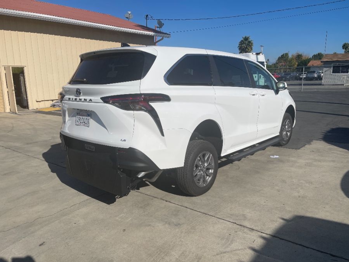 White Toyota Sienna image number 13