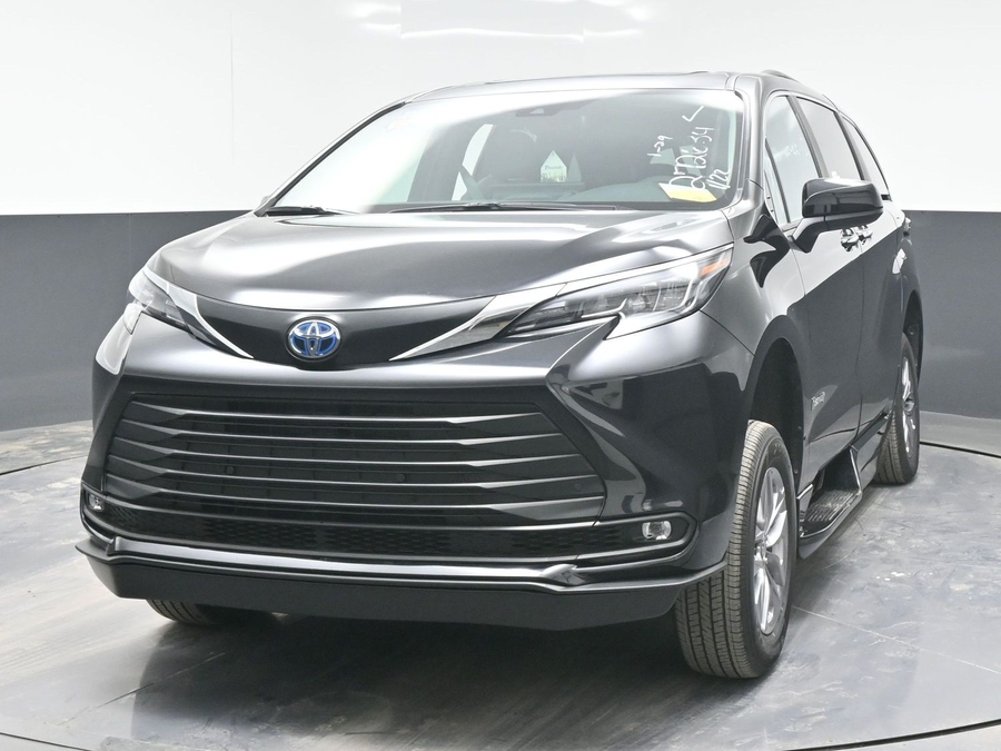 Black Toyota Sienna image number 1