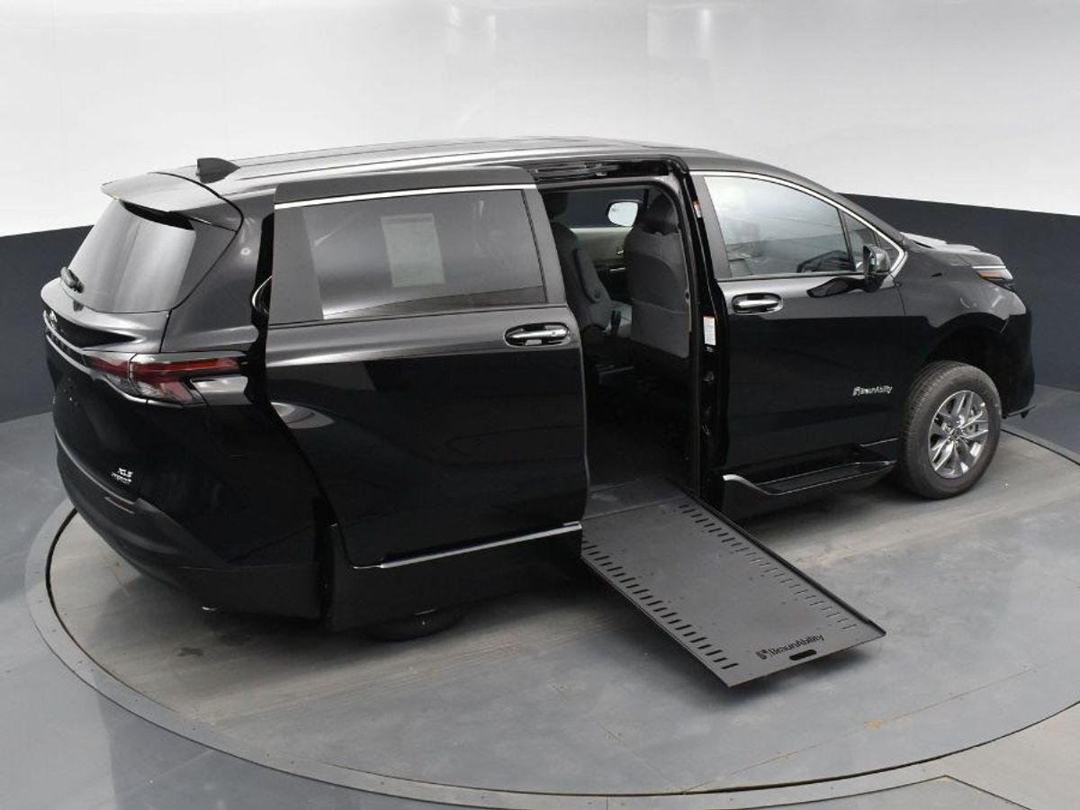 Black Toyota Sienna image number 17