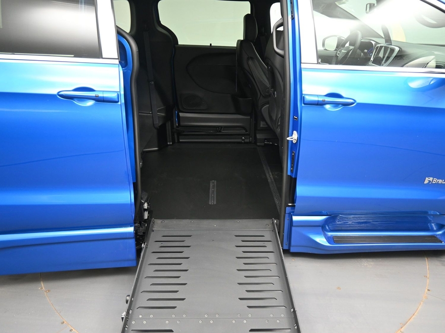 Blue Chrysler Pacifica image number 10