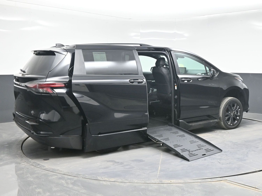 Black Toyota Sienna image number 3