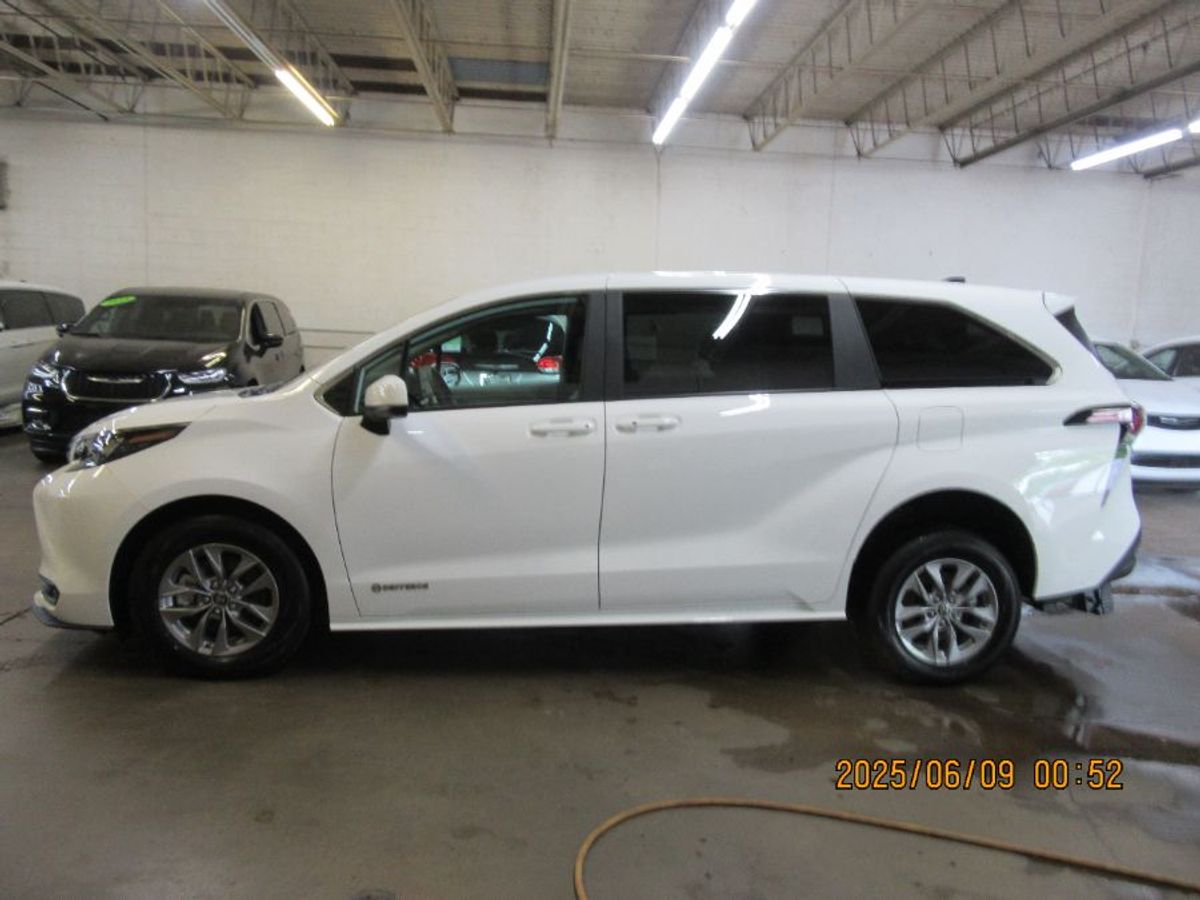 White Toyota Sienna image number 12