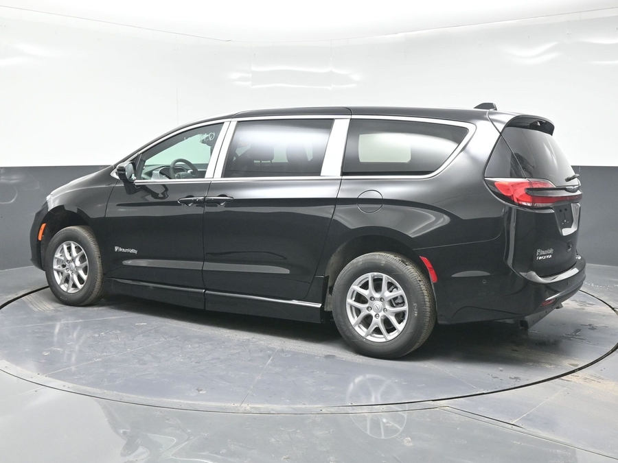 Black Chrysler Pacifica image number 3