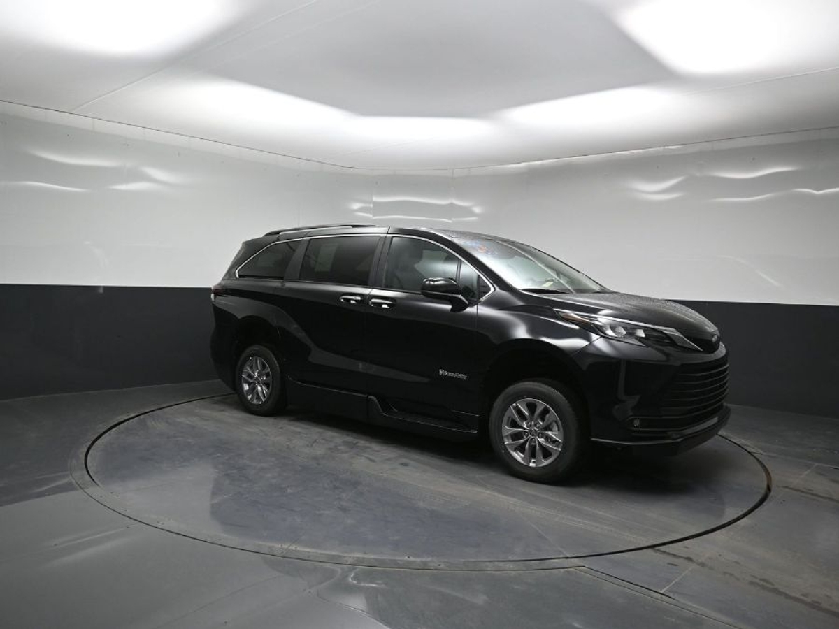 Black Toyota Sienna image number 21