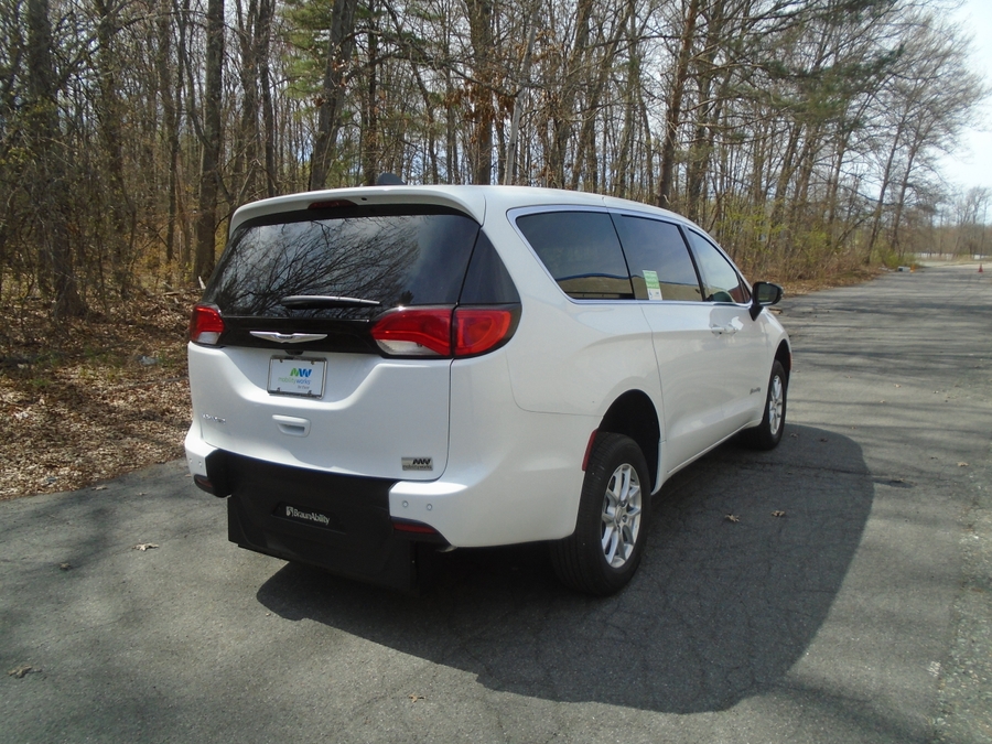 White Chrysler Voyager image number 10