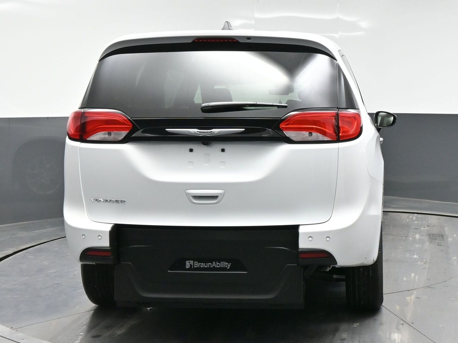 White Chrysler Voyager image number 9