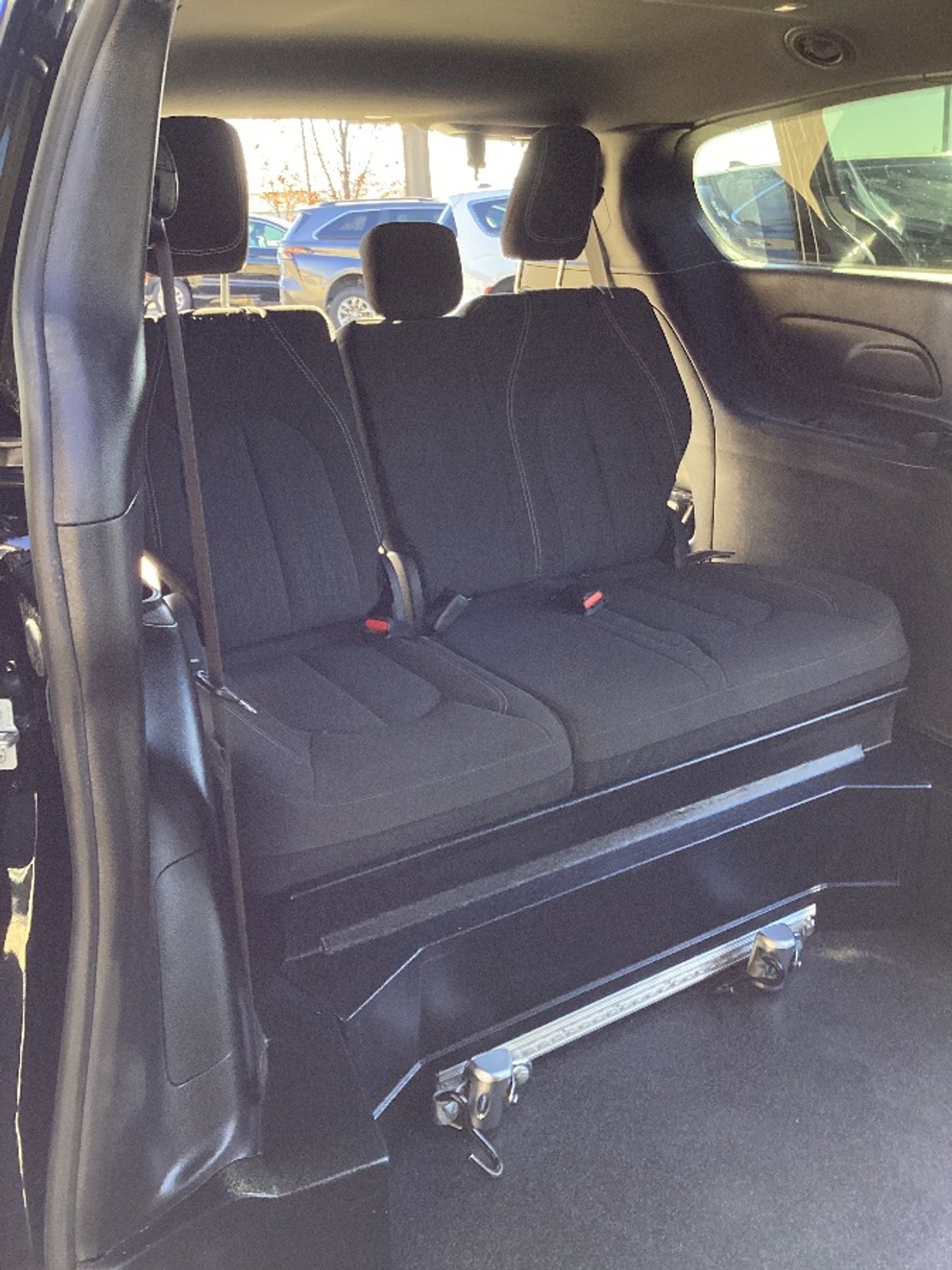 Black Chrysler Pacifica image number 11