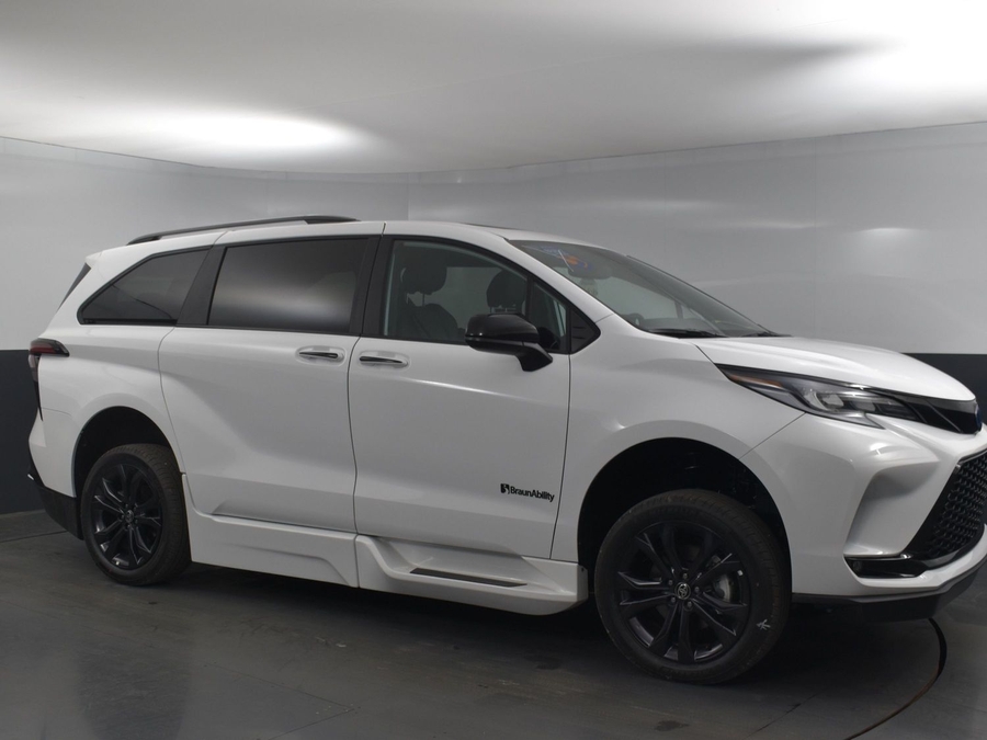 New 2025 Toyota Sienna Hybrid XSE - BraunAbility Side Entry Entry In Floor Automatic Ramp