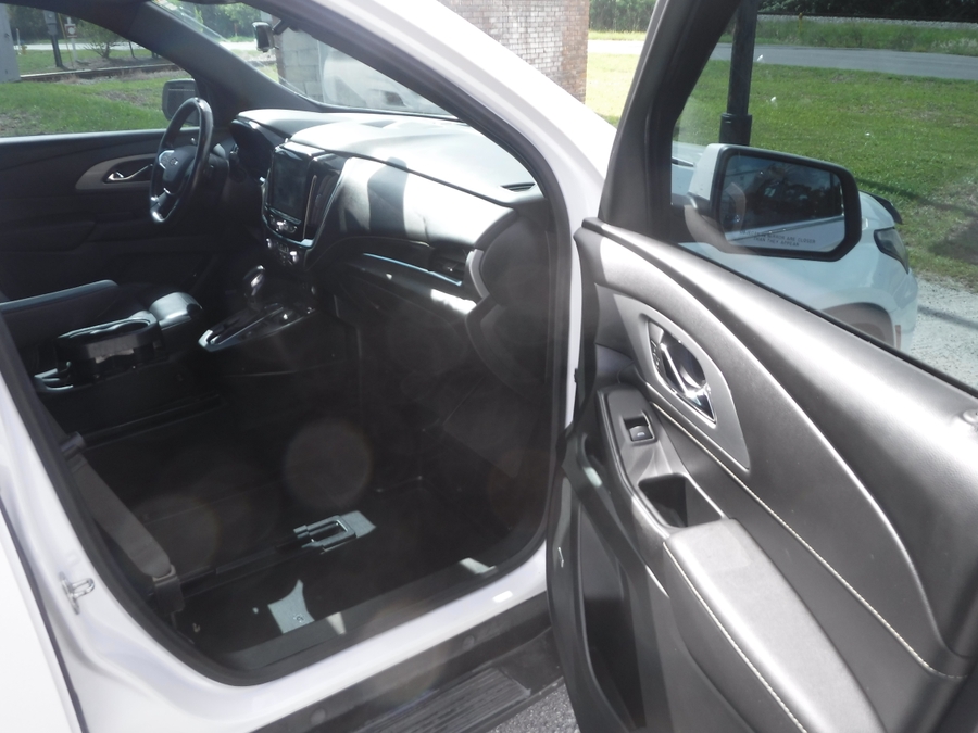 White Chevrolet Traverse image number 15