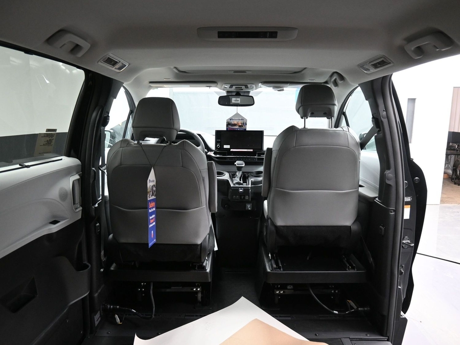 Black Toyota Sienna image number 14