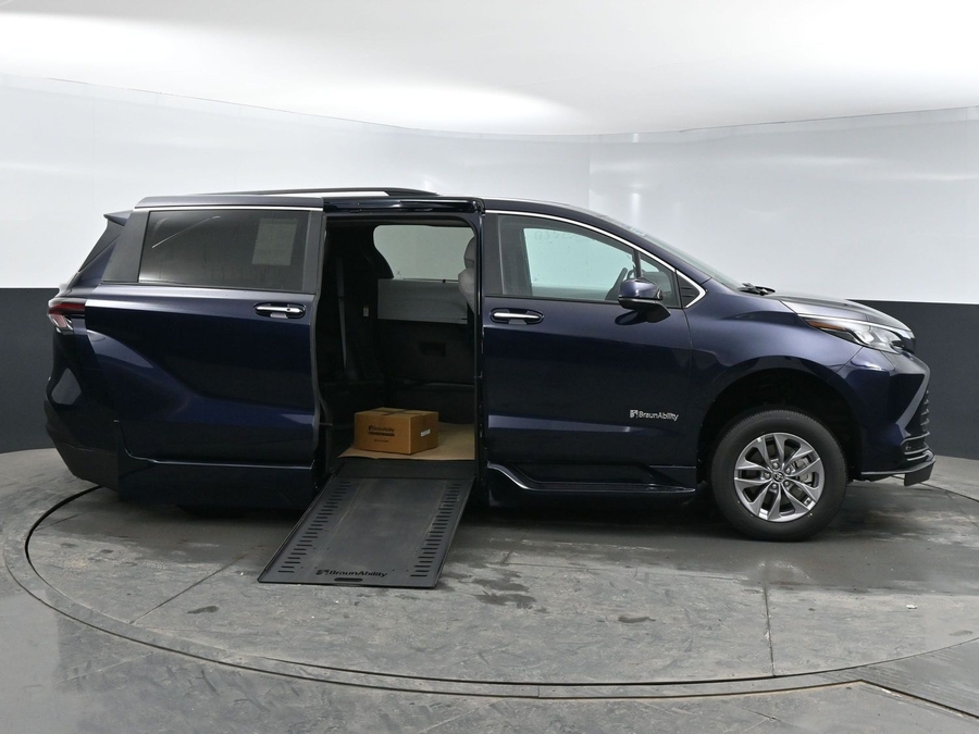 New 2025 Toyota Sienna Hybrid XLE Plus - BraunAbility Side Entry Entry In Floor Automatic Ramp