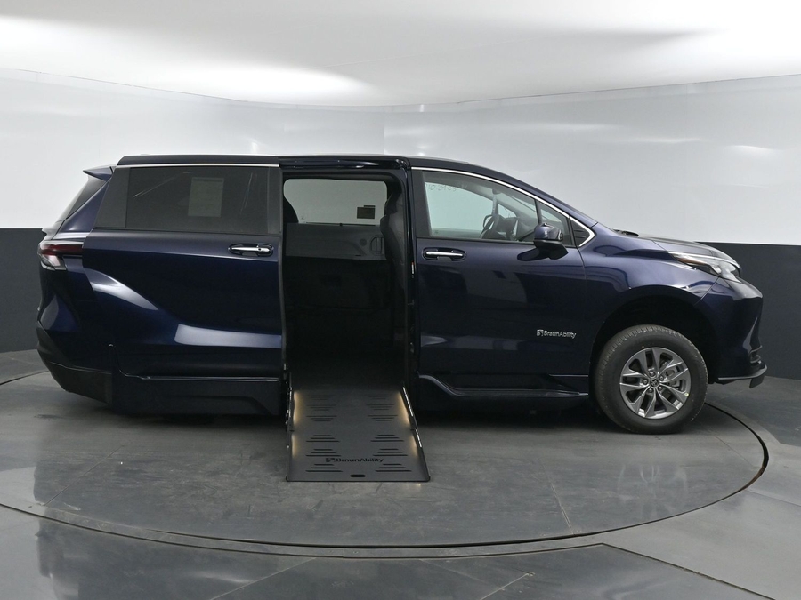 New 2025 Toyota Sienna Hybrid XLE Base - BraunAbility Side Entry Entry Fold Out Automatic Ramp