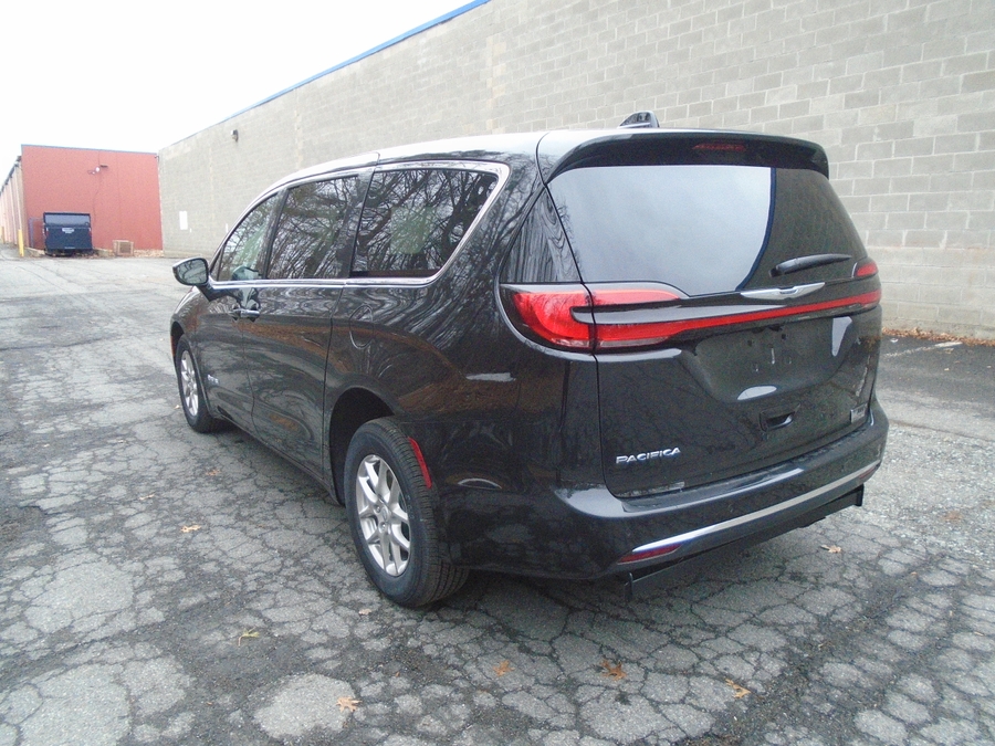 Black Chrysler Pacifica image number 14