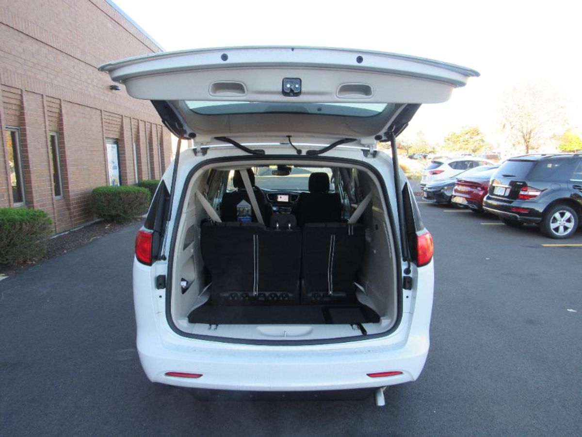White Chrysler Voyager image number 13