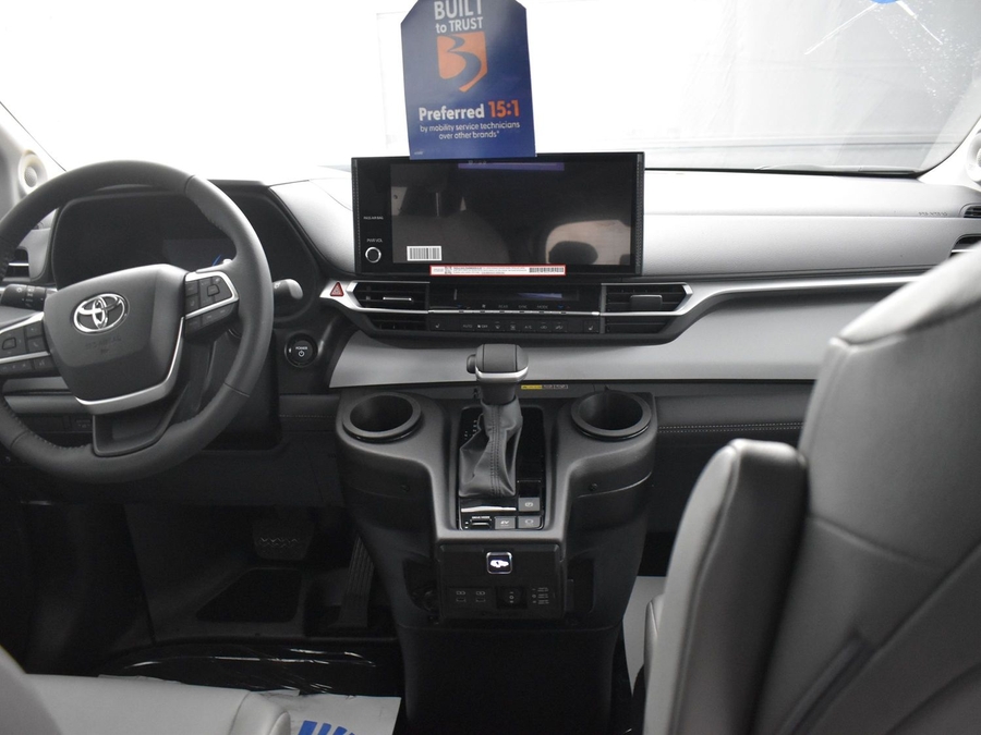 New 2025 Toyota Sienna Hybrid XLE Plus - BraunAbility Side Entry Entry In Floor Automatic Ramp