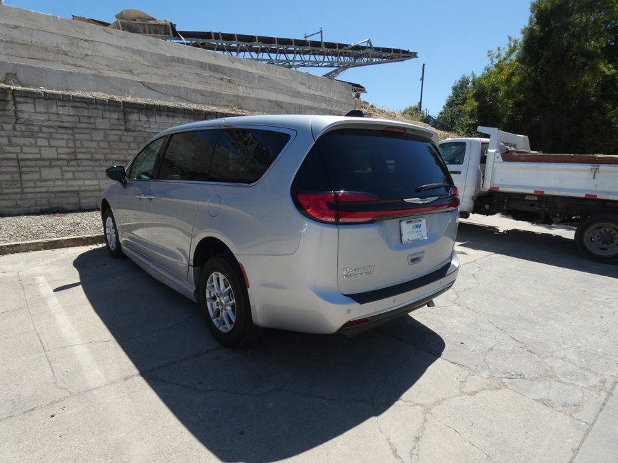 Silver Chrysler Pacifica image number 13