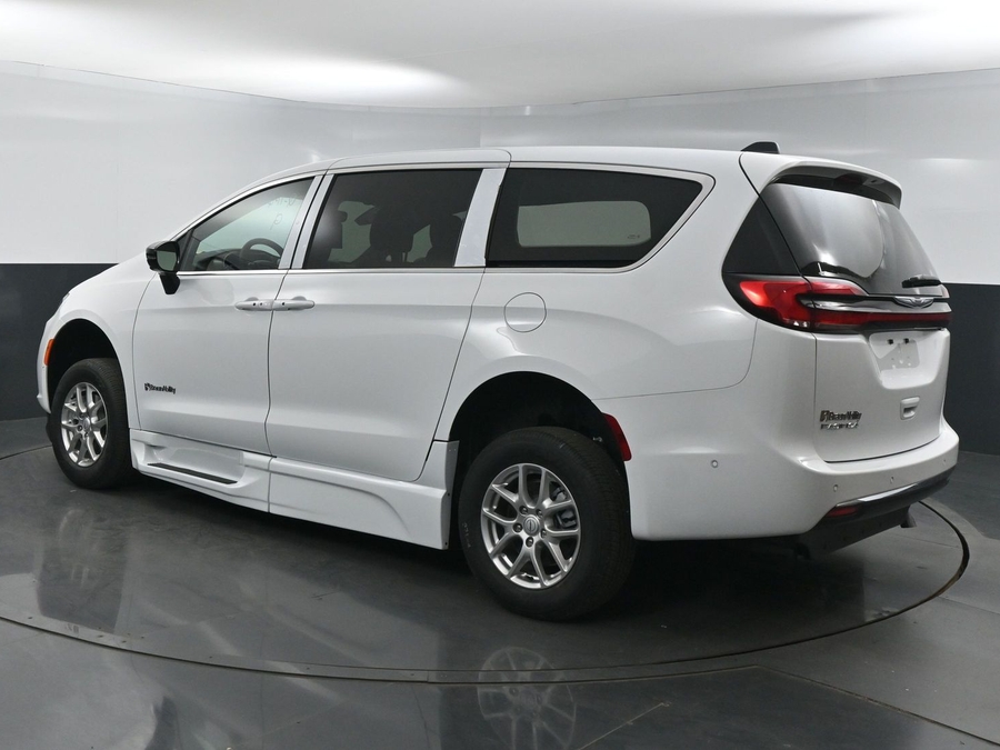 New 2025 Chrysler Pacifica Select Safety - BraunAbility Side Entry Entry In Floor Automatic Ramp