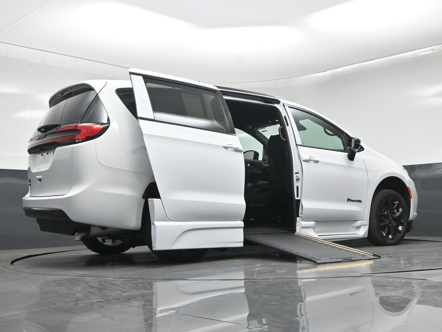 New 2026 Chrysler Pacifica Select Sport - BraunAbility Side Entry In Floor Automatic Ramp