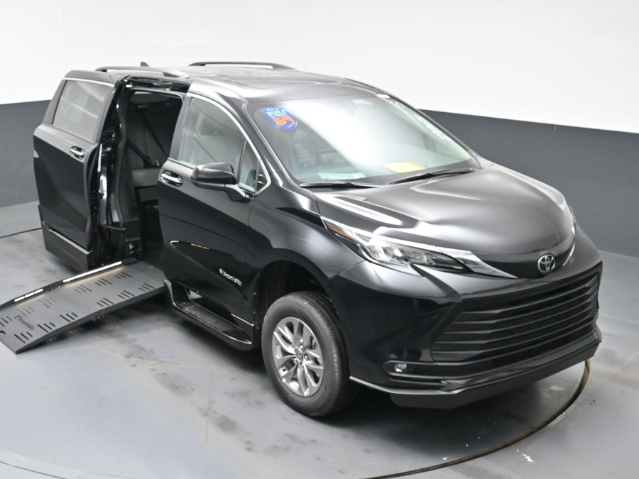 Black Toyota Sienna image number 19
