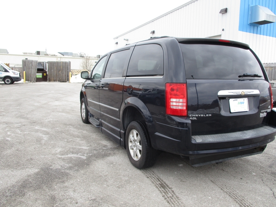 2010 CHRYSLER TOWN AND COUNTRY - Image 4