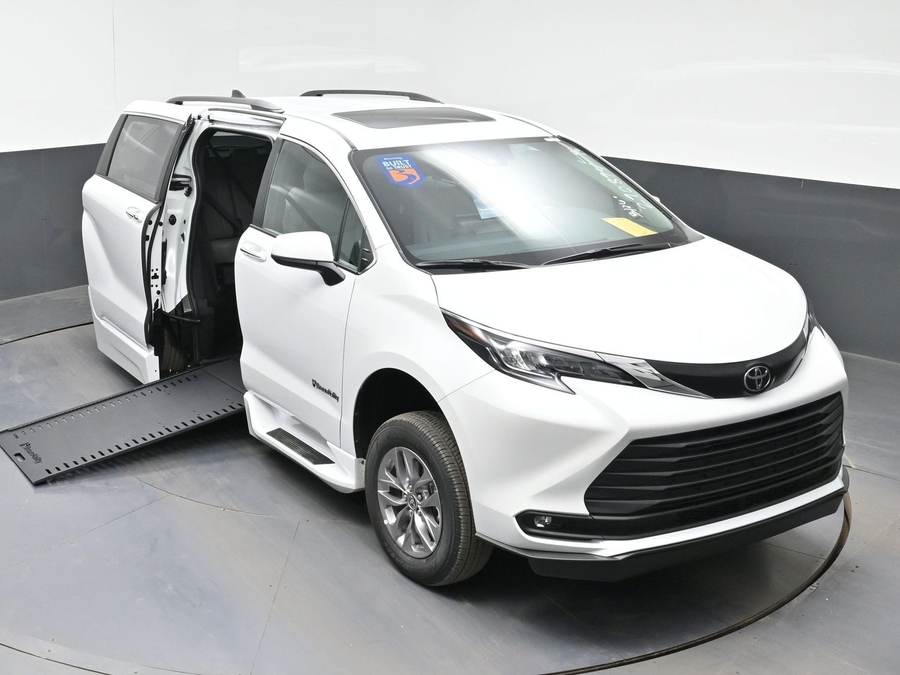 New 2026 Toyota Sienna Hybrid XLE Add - BraunAbility Side Entry Entry In Floor Automatic Ramp