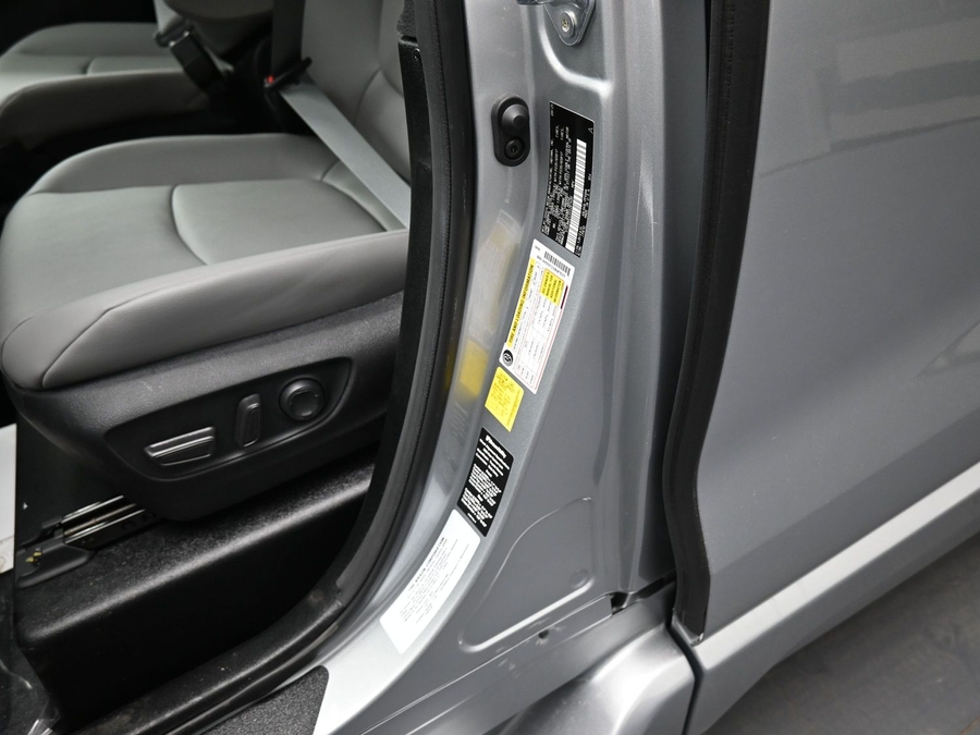 Silver Toyota Sienna image number 16