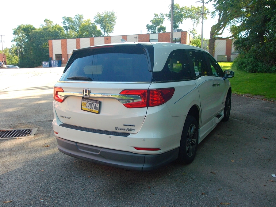 White Honda Odyssey image number 3