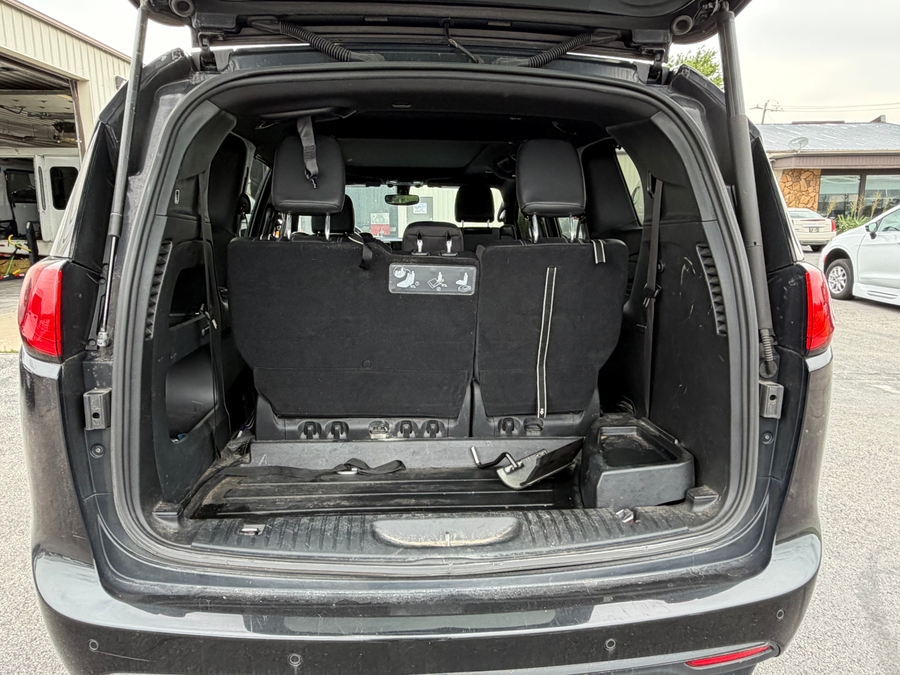 Black Chrysler Pacifica image number 7