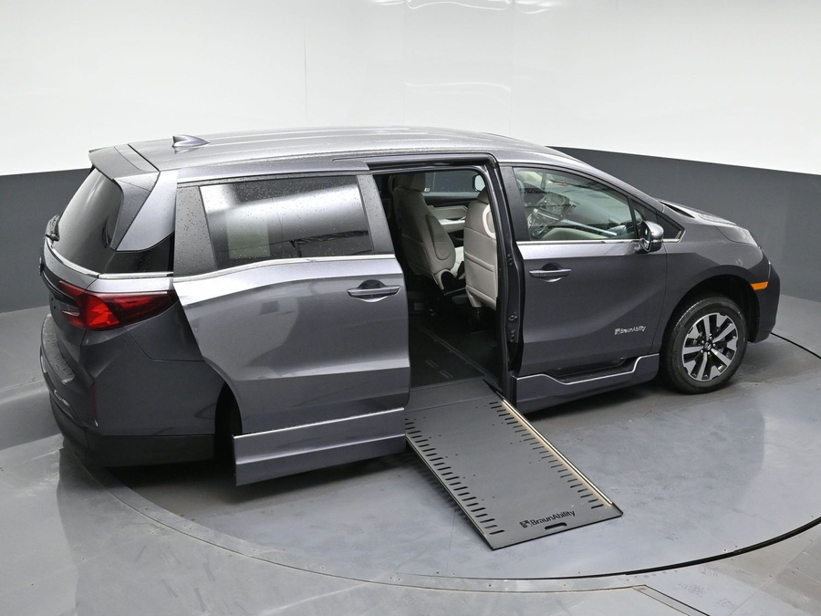 Grey Honda Odyssey image number 22