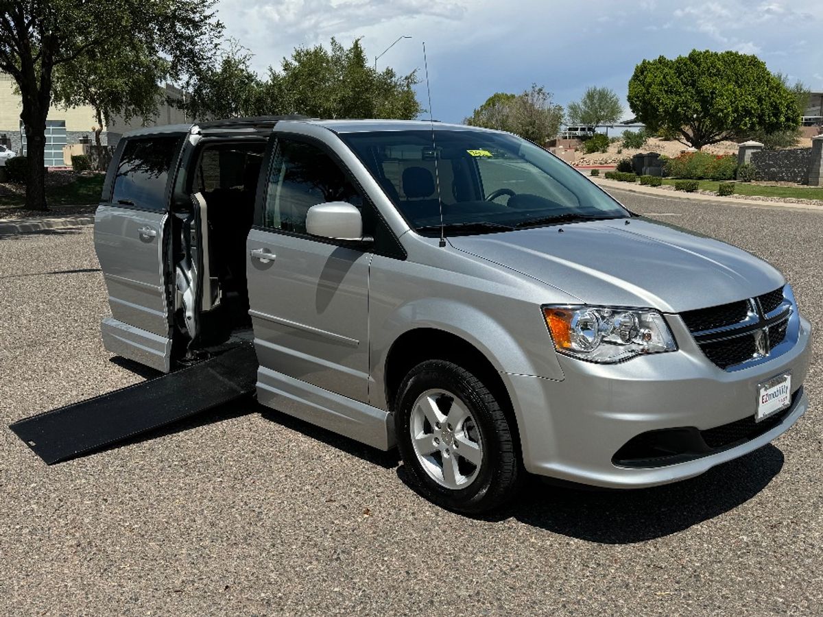 2011 DODGE GRAND CARAVAN - Image 1
