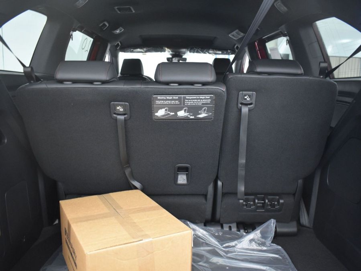 Red Honda Odyssey image number 13