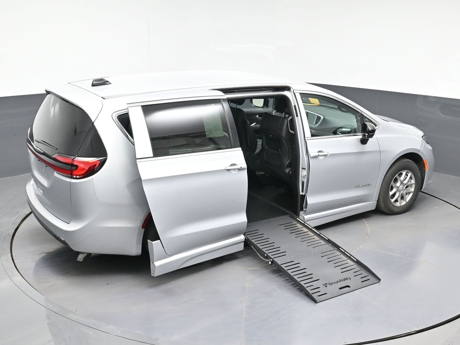 Silver Chrysler Pacifica image number 22